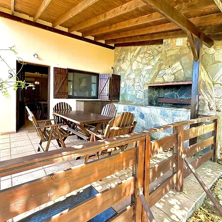 Apokas Villa *